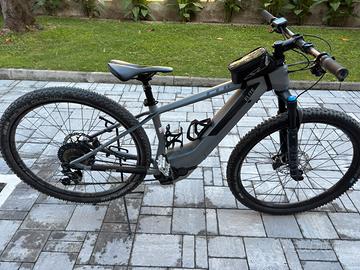 Bicicletta MTB CUBE ASSISTITA