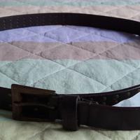 Cintura simil pelle con borchie color oro