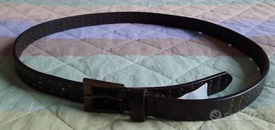 Cintura simil pelle con borchie color oro