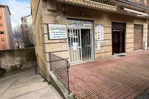 Locale commerciale con parcheggio