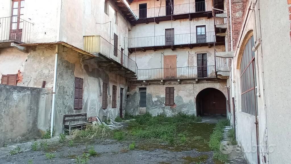 Rustico / Casale di 1000 m² con più di 5 locali a - Vista 5