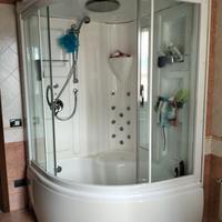 Box doccia con idromassaggio e vasca