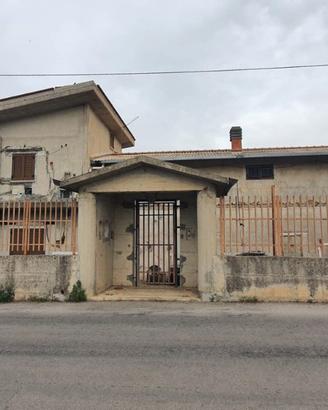 MISILMERI:VILLA SU 2 LIVELLI CON AMPIO TERRENO