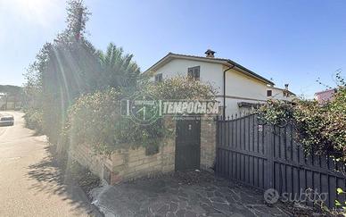 VILLA UNIFAMILIARE PONTON DELL'ELCE IN BUONE CONDI