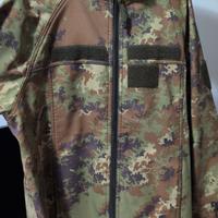 Giacca in stile militare con fantasia mimetica