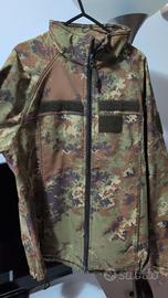 Giacca in stile militare con fantasia mimetica