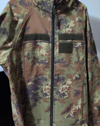 Giacca in stile militare con fantasia mimetica