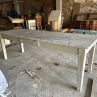 Tavolo in legno e marmo