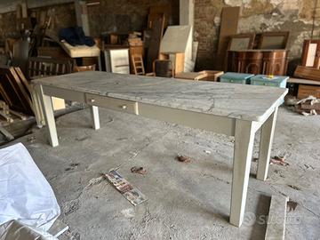 Tavolo in legno e marmo