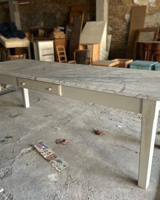 Tavolo in legno e marmo