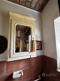 Mobiletto per bagno con specchio