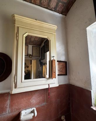 Mobiletto per bagno con specchio