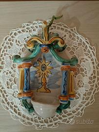 Vecchia acquasantiera ceramica policroma dipinta