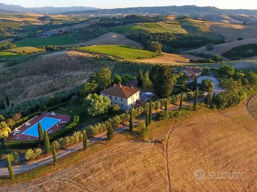 Rustico / Casale di 850 m² con più di 5 locali e b - Altro