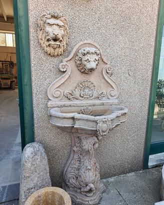 Fontana in marmo  con leone