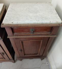 Mobiletti antichi in legno con piano in marmo
