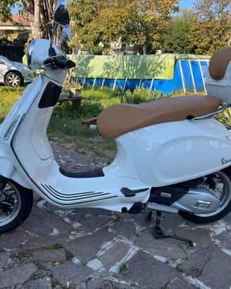 Vespa 125 primavera bianca