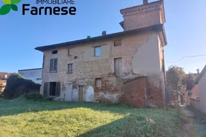 Rustico / Casale di 309 m² con più di 5 locali a C