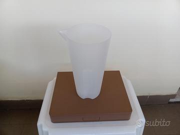 Caraffa plastica senza manico.