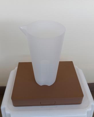 Caraffa plastica senza manico.