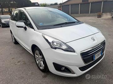 PEUGEOT 5008 1.6 HDi 115CV Allure senza nessun l