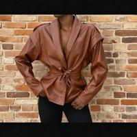 Giacca con cinta ecopelle marrone