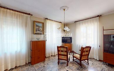 Ampio appartamento con terrazzo in posizione servi