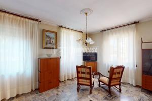Ampio appartamento con terrazzo in posizione servi