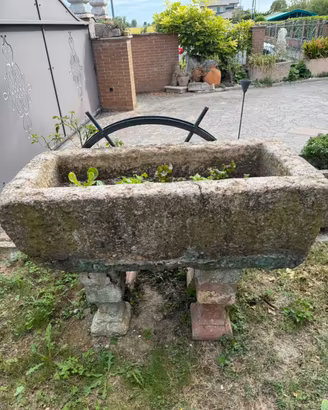 Mangiatoia in pietra antica