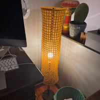 Lampada da terra con paralume all'uncinetto