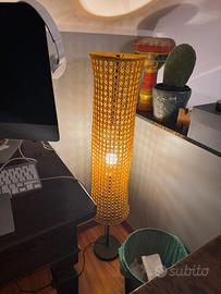 Lampada da terra con paralume all'uncinetto