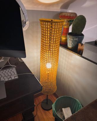 Lampada da terra con paralume all'uncinetto