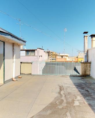 NUOVO PREZZO! Intero stabile con box, terrazzo e d