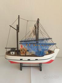 Modellino barca da pesca in legno 