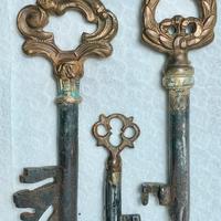 Lotto di 3 chiavi antiche in ferro e ottone