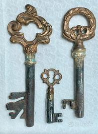 Lotto di 3 chiavi antiche in ferro e ottone