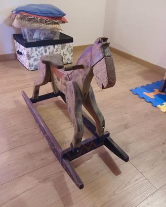Cavallo a dondolo in legno