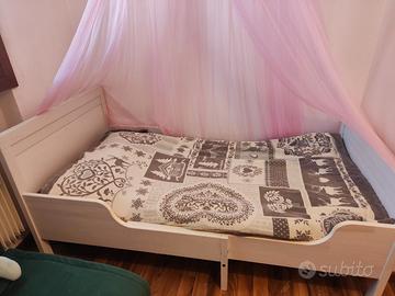 Letto  allungabile bianco.