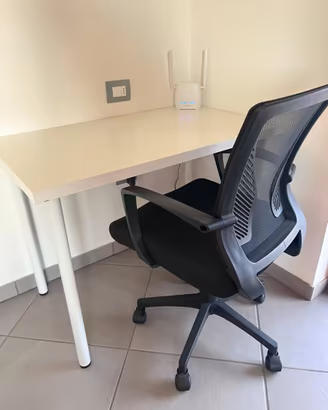 Scrivania e sedia da ufficio regolabile