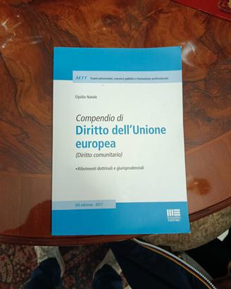 Stock di compendi di diritto come nuovi