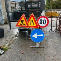 Cartelli stradali, lavori in corso ecc