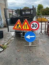 Cartelli stradali, lavori in corso ecc