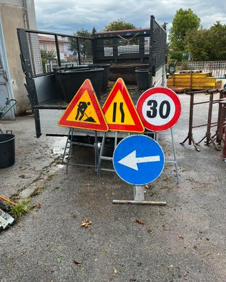 Cartelli stradali, lavori in corso ecc