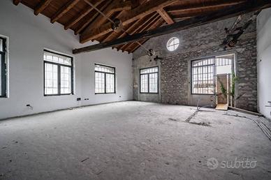 Loft / Open Space di 158 m² con 4 locali a Lecco