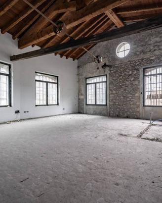 Loft / Open Space di 158 m² con 4 locali a Lecco