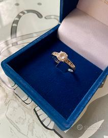 Anello in oro bianco con pietre