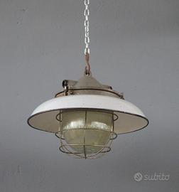 Vecchia lampada industriale smaltata da fabbrica