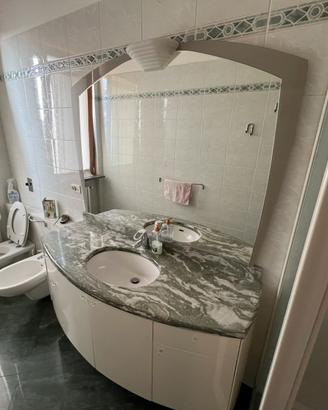 Mobiletto bagno sospeso