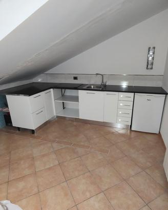 Cucina angolare per mansarda
