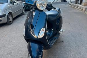 Vespa blu LX 125  pronta all’uso